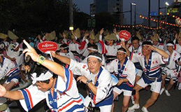 「徳島阿波踊り」踊っている参加者の写真