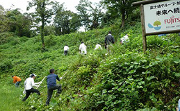 写真：第2回「石川かほくの森」の下草刈り作業を行う参加者