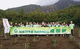 「九州森林の日 植樹活動」参加者の集合写真
