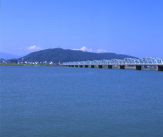 吉野川：関東の利根川の坂東太郎、九州の筑後川の筑紫次郎とともに、日本を代表する大河川であり、暴れ川としても知られています