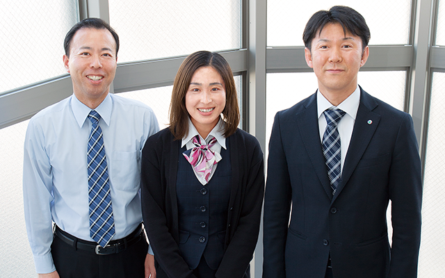 左からリーダーの田邊泰高氏、主任の板橋絢氏、提案営業部仙台営業所営業担当の岡崎智徳氏