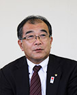 川井田 氏