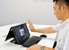 自席では専用クレードルにタブレットを接続、キーボードとマウスを利用しパソコンとして利用中。もちろんアクセス時は手のひらをかざし認証。