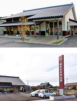 仁尾支店。瓦ぶき屋根の店舗は香川県の金融機関では初めてとなります。また支店入り口の金庫看板もまちなみに合わせ、色味を抑えるなどの工夫もされています。