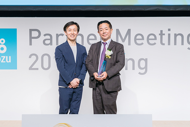 左：サイボウズ社 代表取締役社長 青野 慶久様、右：当社取締役 武野 正浩