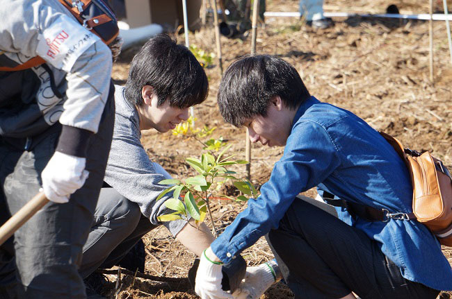 社員同士で協力しながら、植樹活動を行いました。