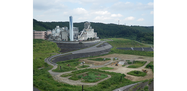 二ツ塚処分場埋立地とエコセメント化施設
