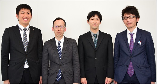 左から 東広島市 温井 宏樹 氏、宮本 伸尚 氏、新谷 裕貴 氏、橋本 光太郎 氏 の写真