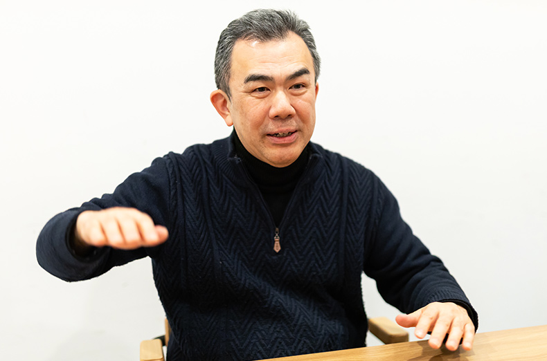 インタビューでカーボンニュートラルの重要性について語る、ユビキタス情報社会基盤センター長 越塚 登氏