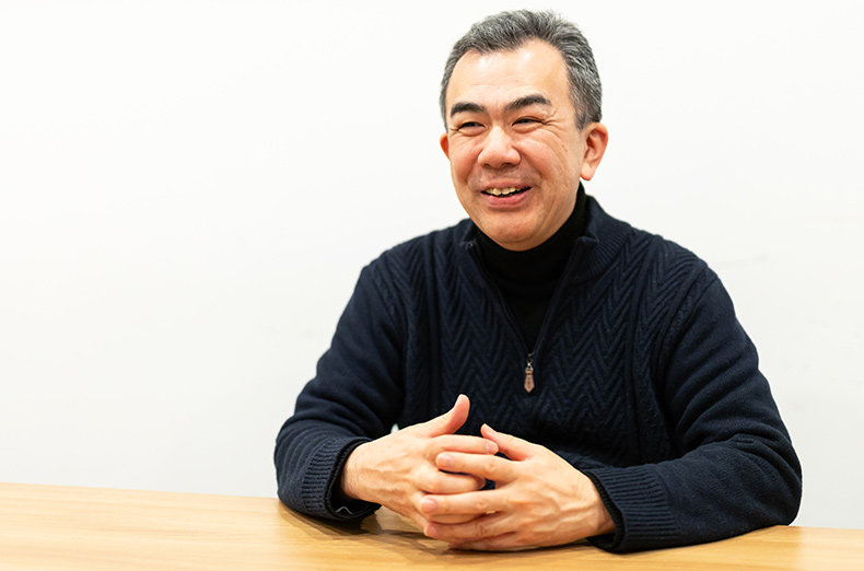 インタビューで課題を語る、ユビキタス情報社会基盤センター長 越塚 登氏
