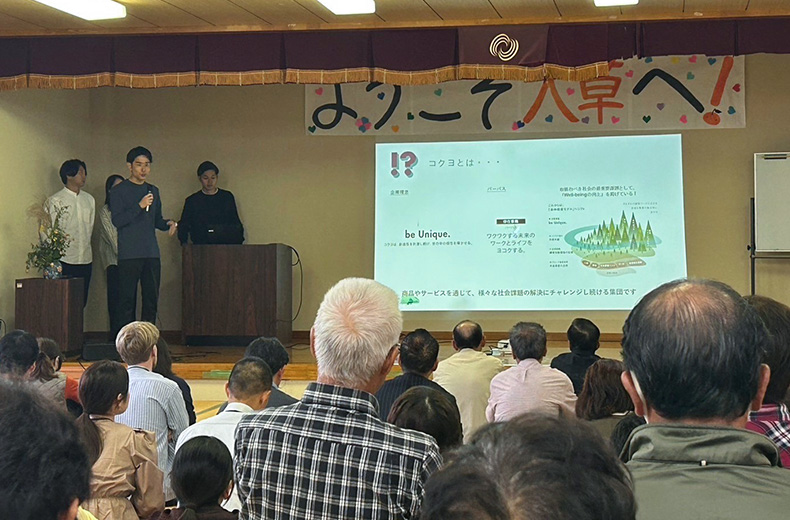 プロジェクターを使い、地元住民向け地域活性化の案を説明する社員の様子
