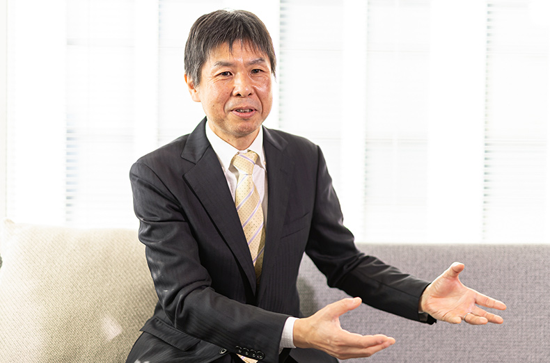 身振り手振りを用いながら説明する鈴木氏