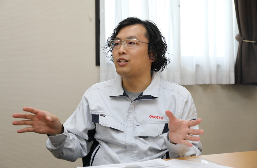 インタビューを受けているイイダ産業株式会社様の青山氏の写真