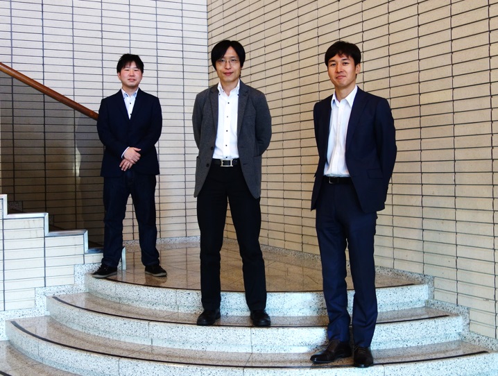 開発チーム：左から矢板 潤也 研究員、尾崎 史朗 シニアリサーチャー、小谷 淳二 プロジェクトマネージャー