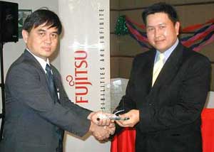 Mr. Desmond Chan and Mr. Ken Lee in the hand shaking ceremony