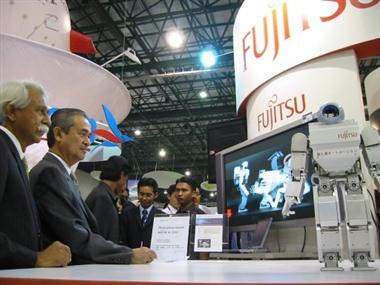 Prime Minister visits Fujitsu's Booth